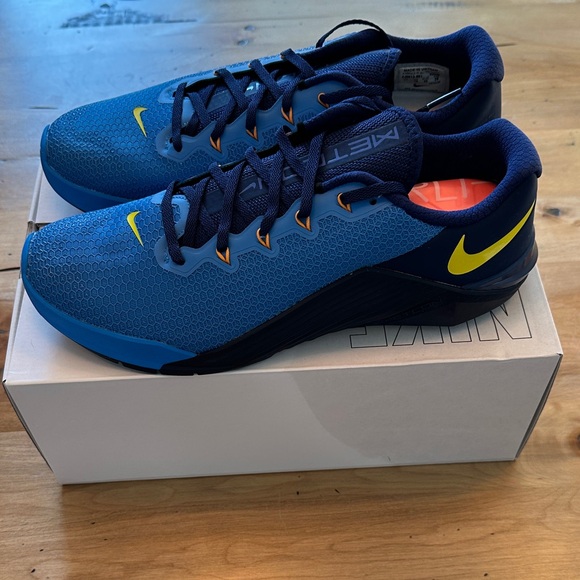 Nike Men's Blue and Yellow Athletic Shoes - Picture 5 of 6